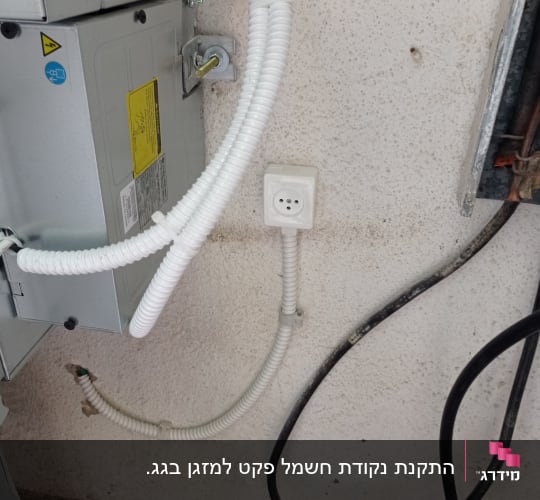 שקע חשמל, צינורות פלסטיק, לוח חשמל על קיר